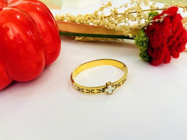 Elegant Gold white Clover Bracelet - Image 3